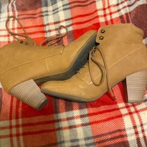 Brand is Andiamo, size 11, color is light brown.